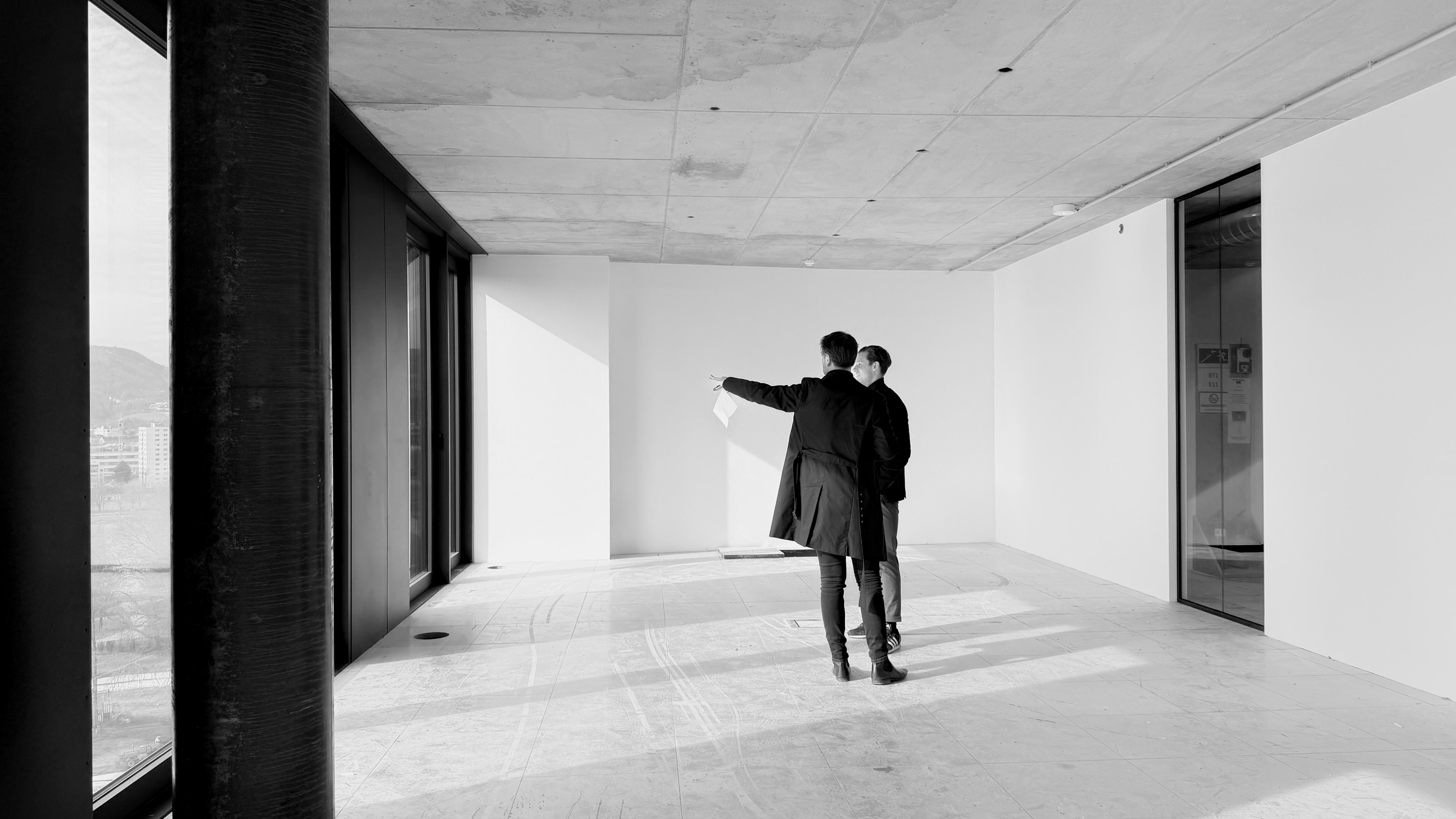Georg Felber und Paul Hentschläger bei einer Immobilienbesichtigung